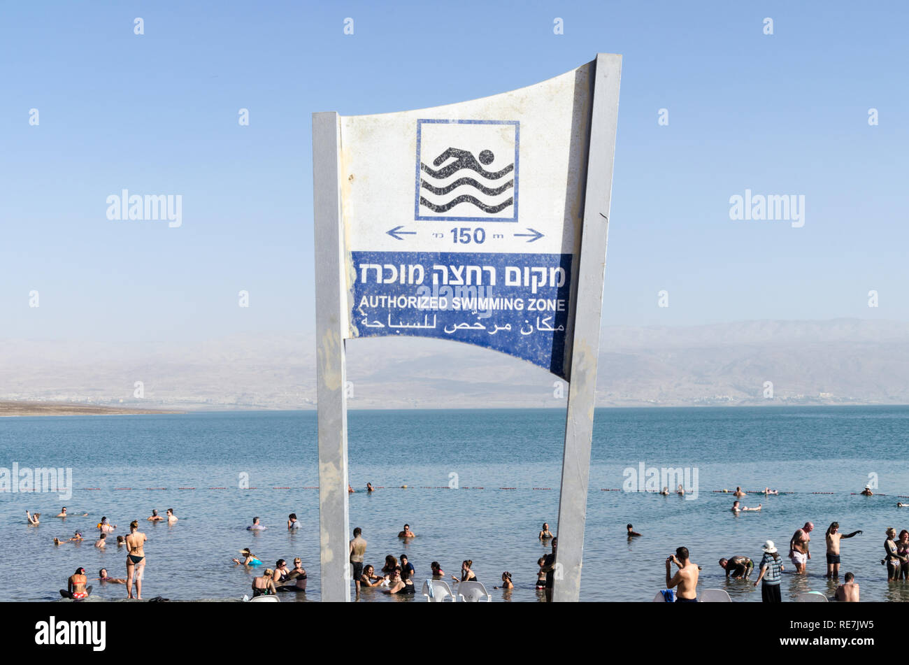 Segno di nuoto presso il Mar Morto (Cisgiordania), hypersaline e lago più basso nel mondo, a -430m sotto il livello del mare Foto Stock