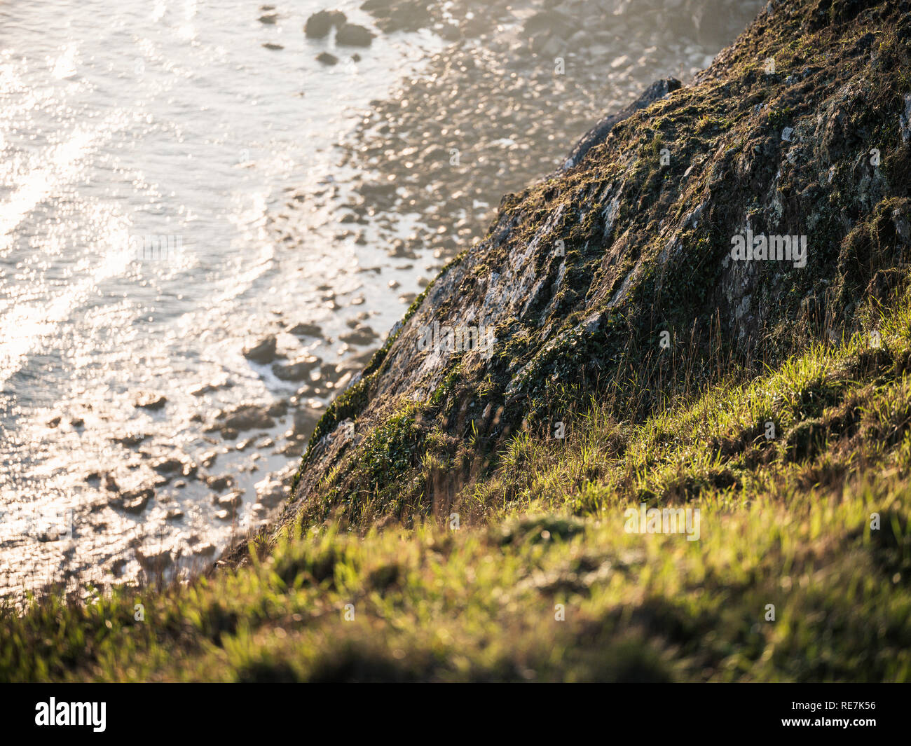Il mare da un sentiero costiero vicino gorran haven, Cornwall, Regno Unito. Foto Stock