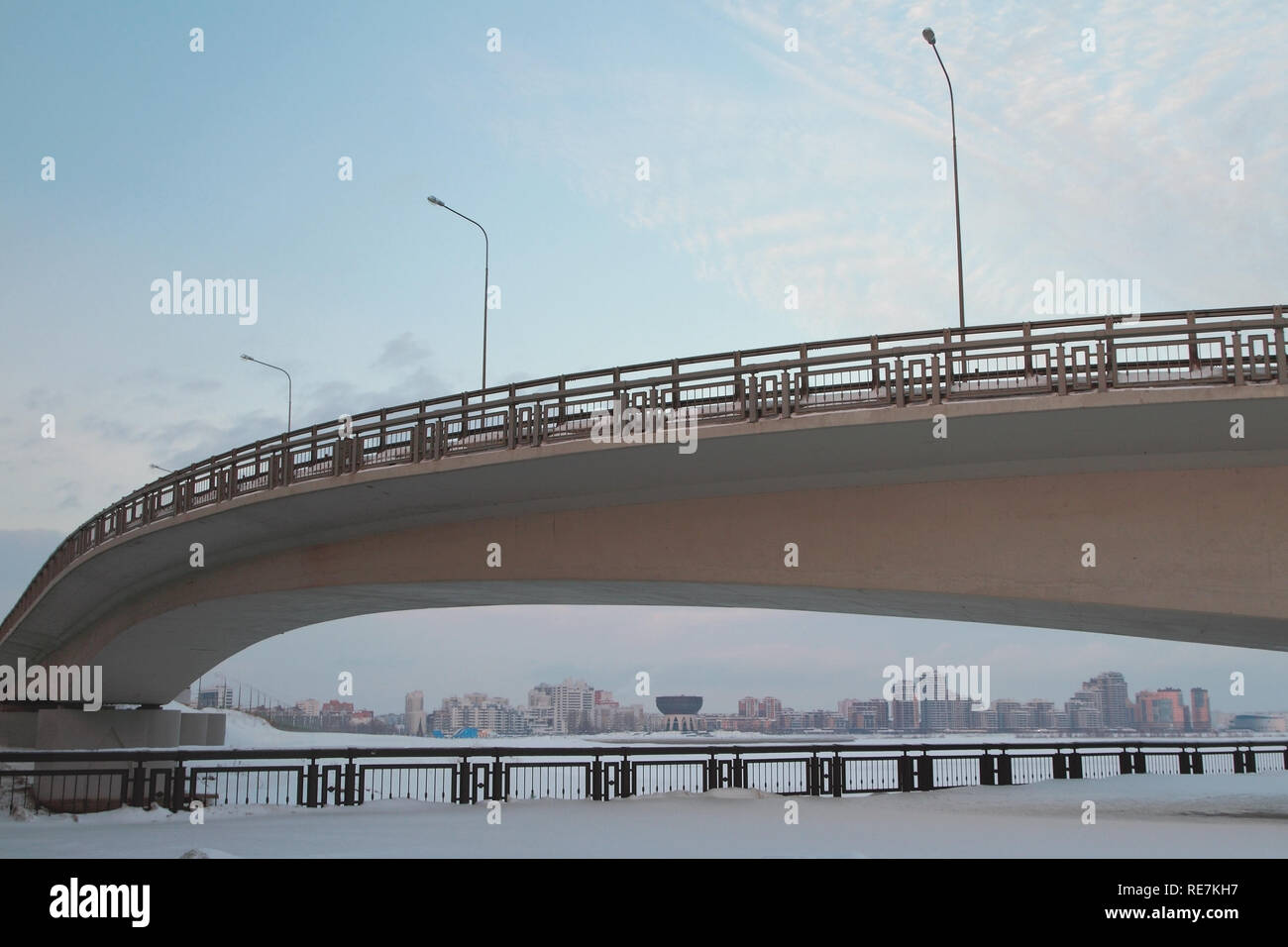 Attraverso il ponte del fiume e della citta'. Kazan, Russia Foto Stock