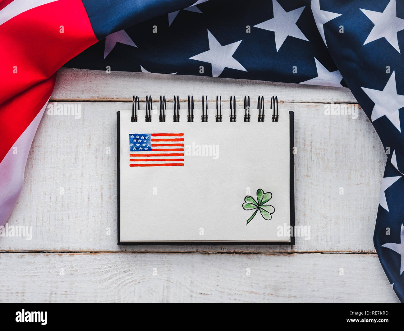 St.Patrick's Day. Bella carta. Blocco note con iscrizione di congratulazioni. Sfondo isolato, close-up, vista dall'alto, una superficie di legno. Congratulazioni fo Foto Stock