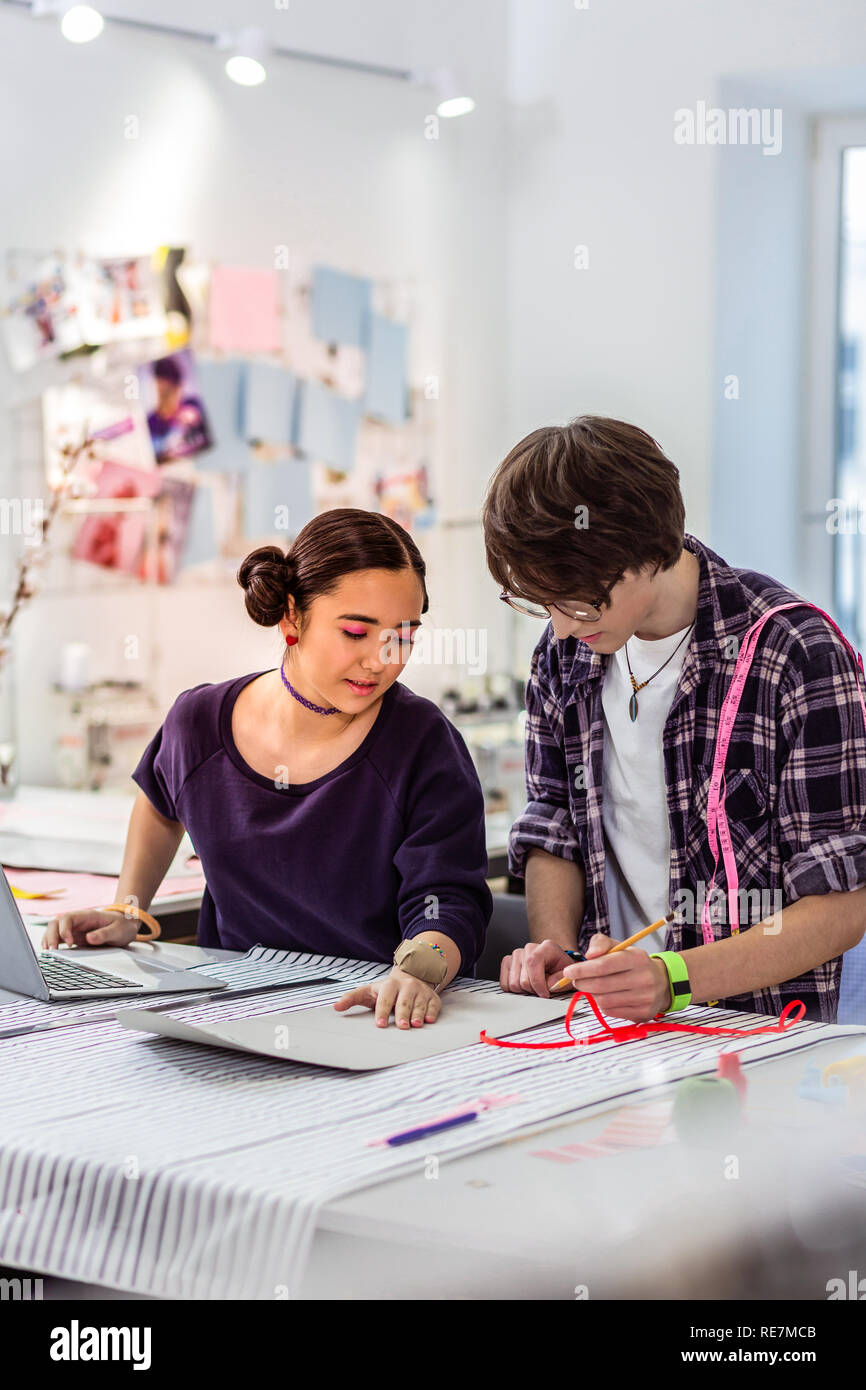 Due giovani asiatici froming designer di moda scuola lavorando su un nuovo pattern Foto Stock