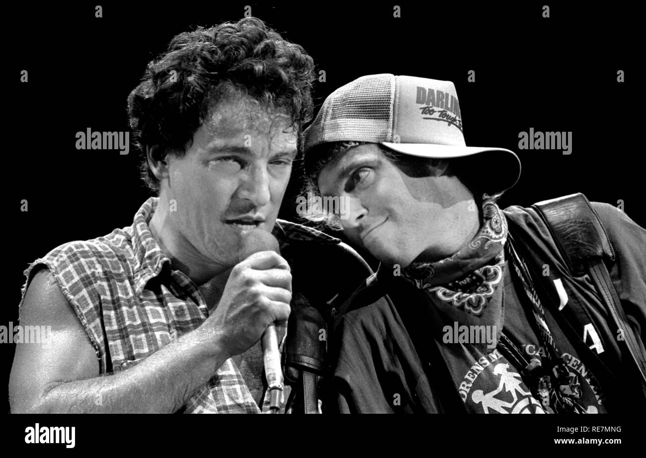 Bruce Springsteen e Nils Lofgren effettuando al Cotton Bowl di Dallas TX USA 1985 foto di bill belknap Foto Stock