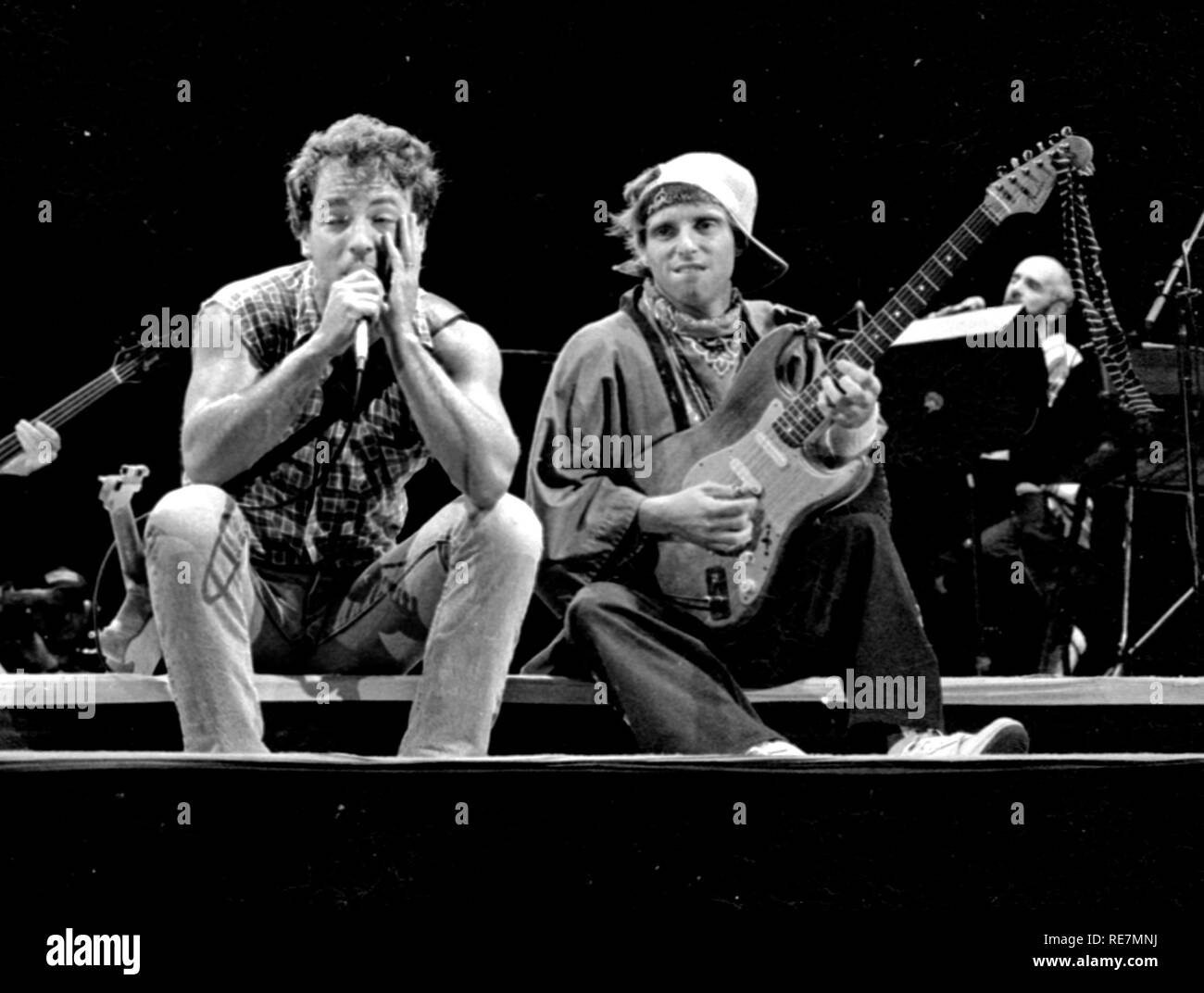 Bruce Springsteen e Nils Lofgren effettuando al Cotton Bowl di Dallas TX USA 1985 foto di bill belknap Foto Stock