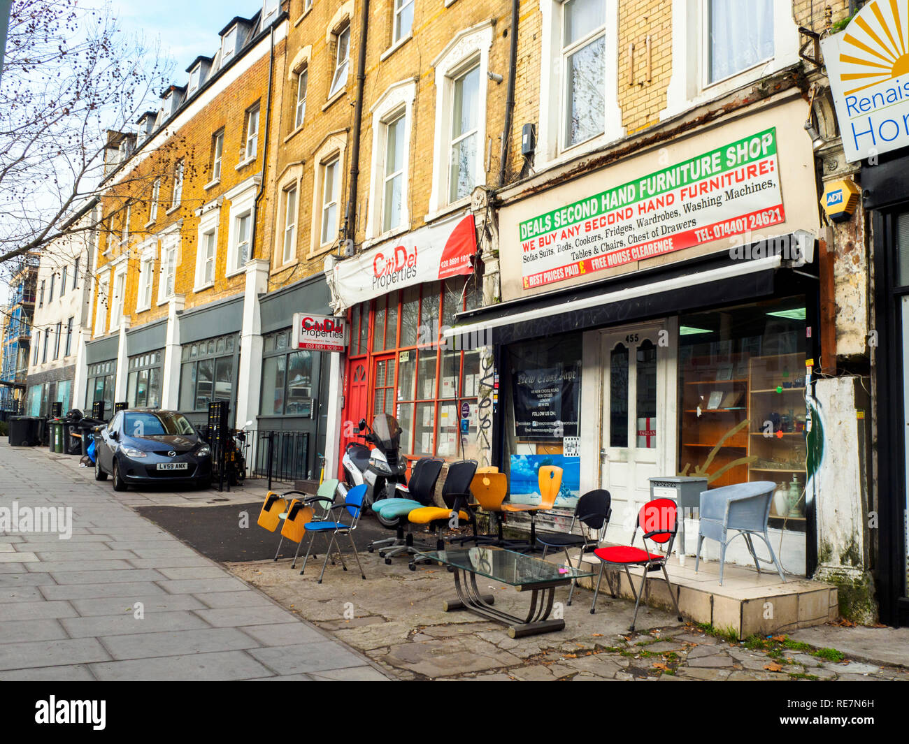Di seconda mano arredamento negozio a New Cross rd -a sud-est di Londra - Inghilterra Foto Stock