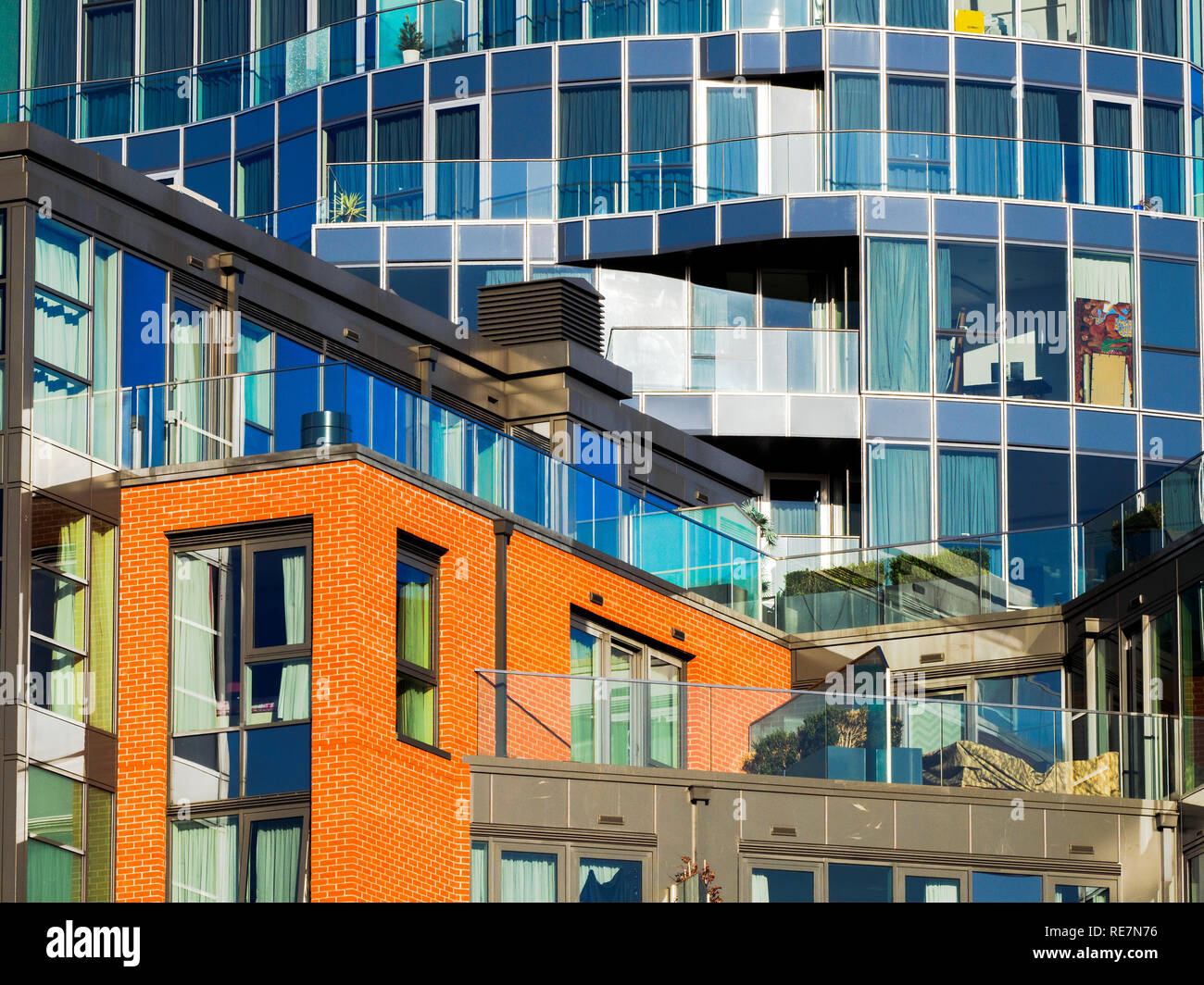 Edifici vicino fino in Battersea reach - il sud ovest di Londra, Inghilterra Foto Stock