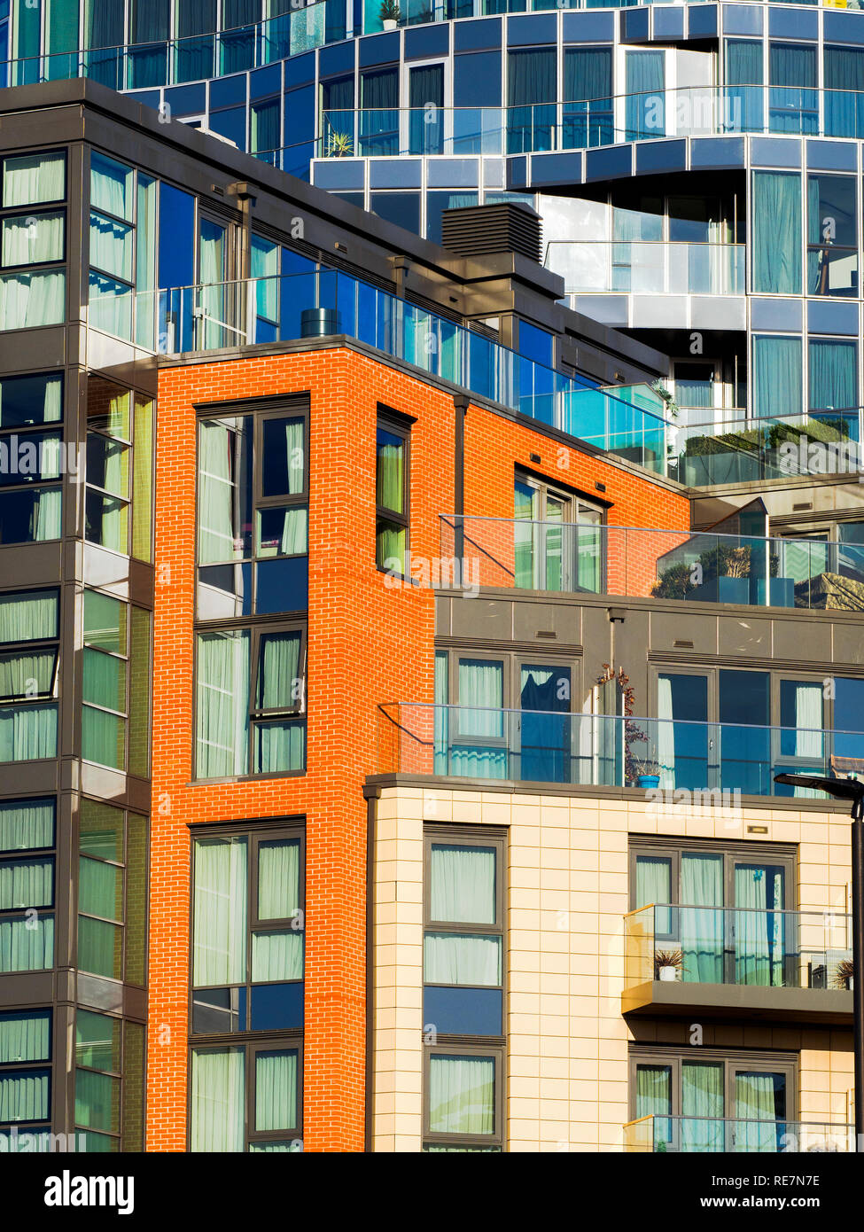 Edifici vicino fino in Battersea reach - il sud ovest di Londra, Inghilterra Foto Stock