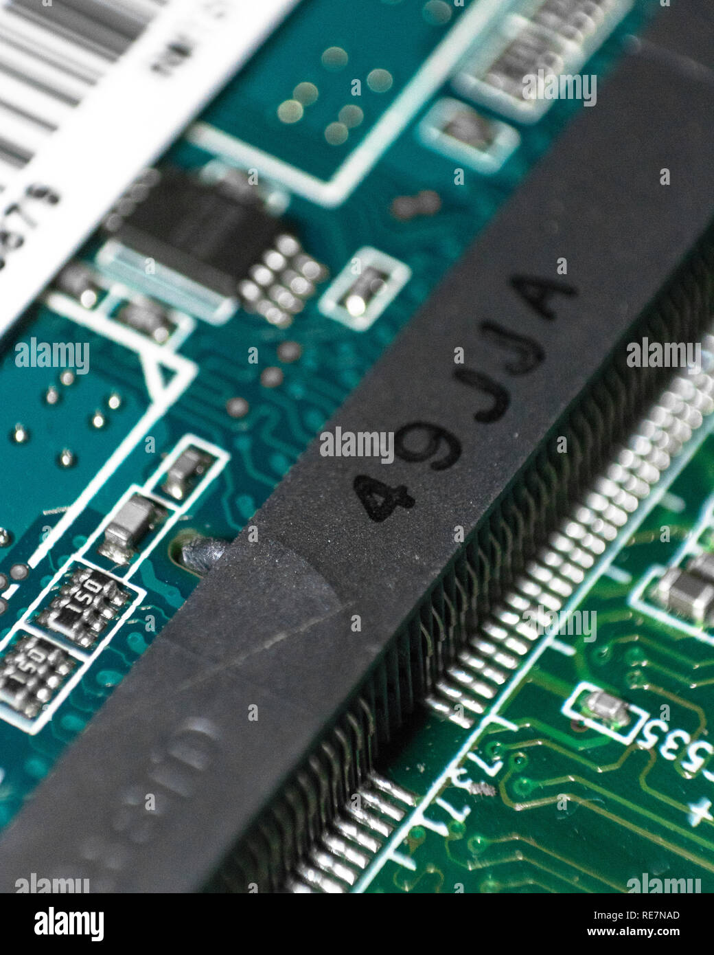 Circuito integrato del computer o alla scheda madre. Resistori con CPU e dissipatori di calore. Concetto di dati sul disco rigido. Sfondo tecnologico Foto Stock