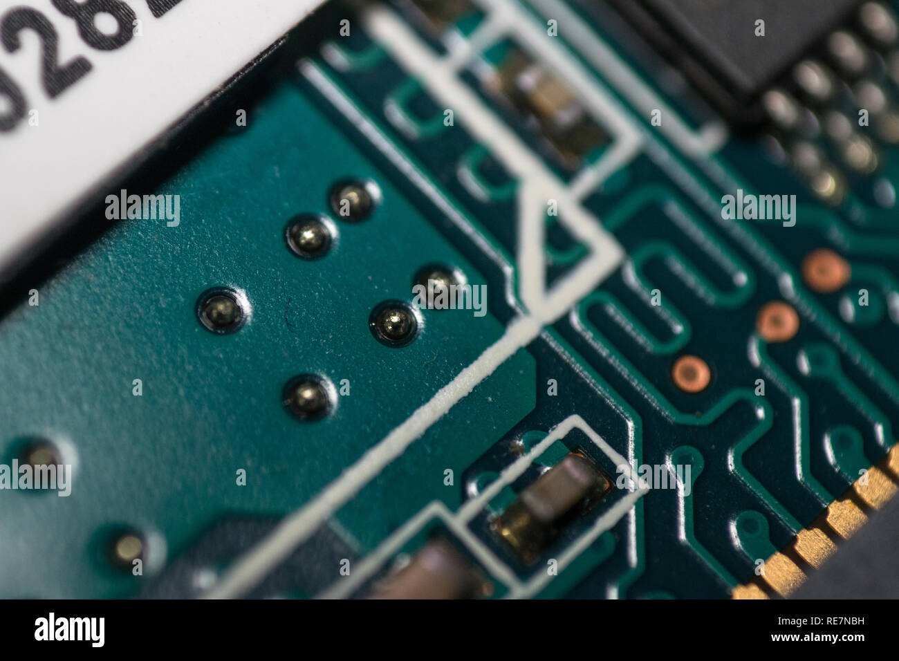 Circuito integrato del computer o alla scheda madre. Resistori con CPU e dissipatori di calore. Concetto di dati sul disco rigido. Sfondo tecnologico Foto Stock