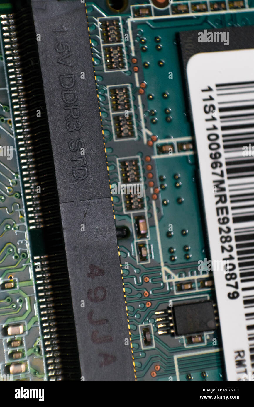 Circuito integrato del computer o alla scheda madre. Resistori con CPU e dissipatori di calore. Concetto di dati sul disco rigido. Sfondo tecnologico Foto Stock