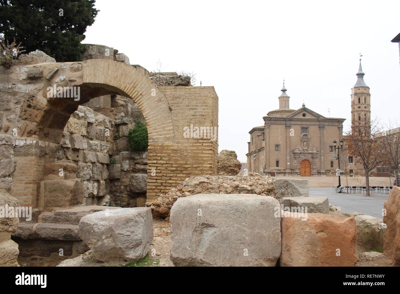 Le mura romane di fronte alla Cattedrale San Salvador si trova a Saragozza, Spagna Foto Stock
