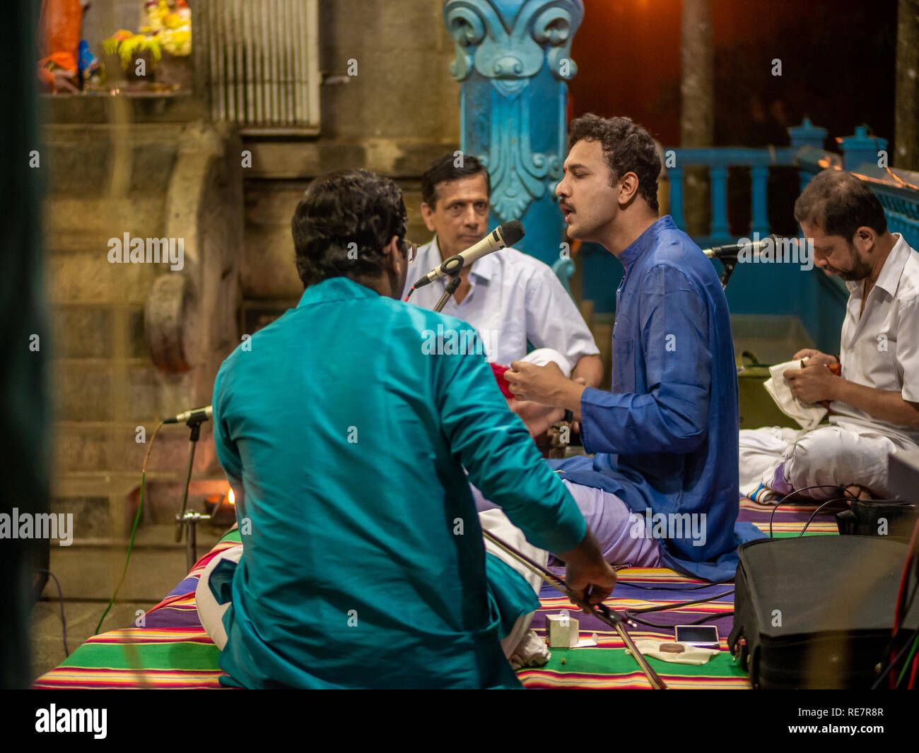 Chikmagalur, India- Dicembre 21, 2018 : Musica classica indiana cantante esecuzione di karnataka musica al tempio di Chikmaglur Foto Stock
