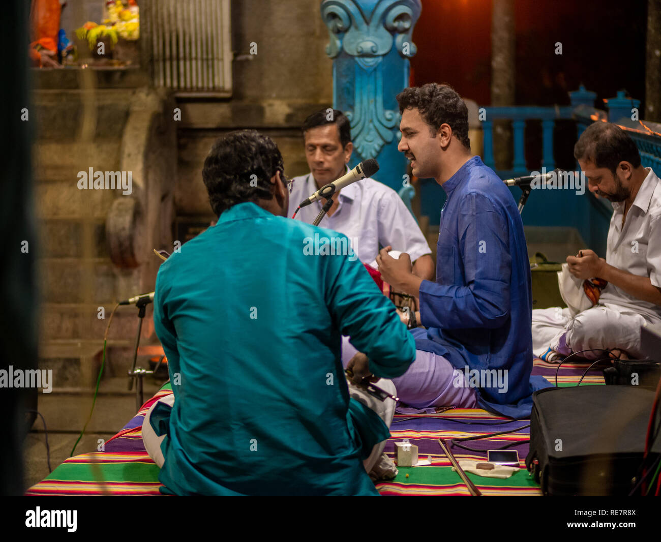 Chikmagalur, India- Dicembre 21, 2018 : Musica classica indiana cantante esecuzione di karnataka musica al tempio di Chikmaglur Foto Stock