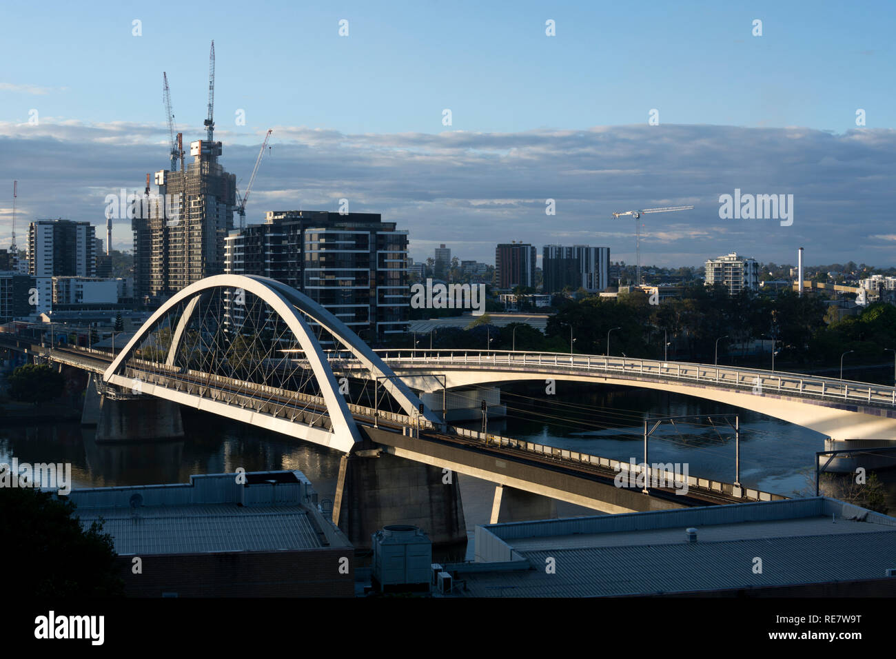 Merivale Bridge e passare tra il ponte, la mattina presto, Brisbane, Queensland, Australia Foto Stock