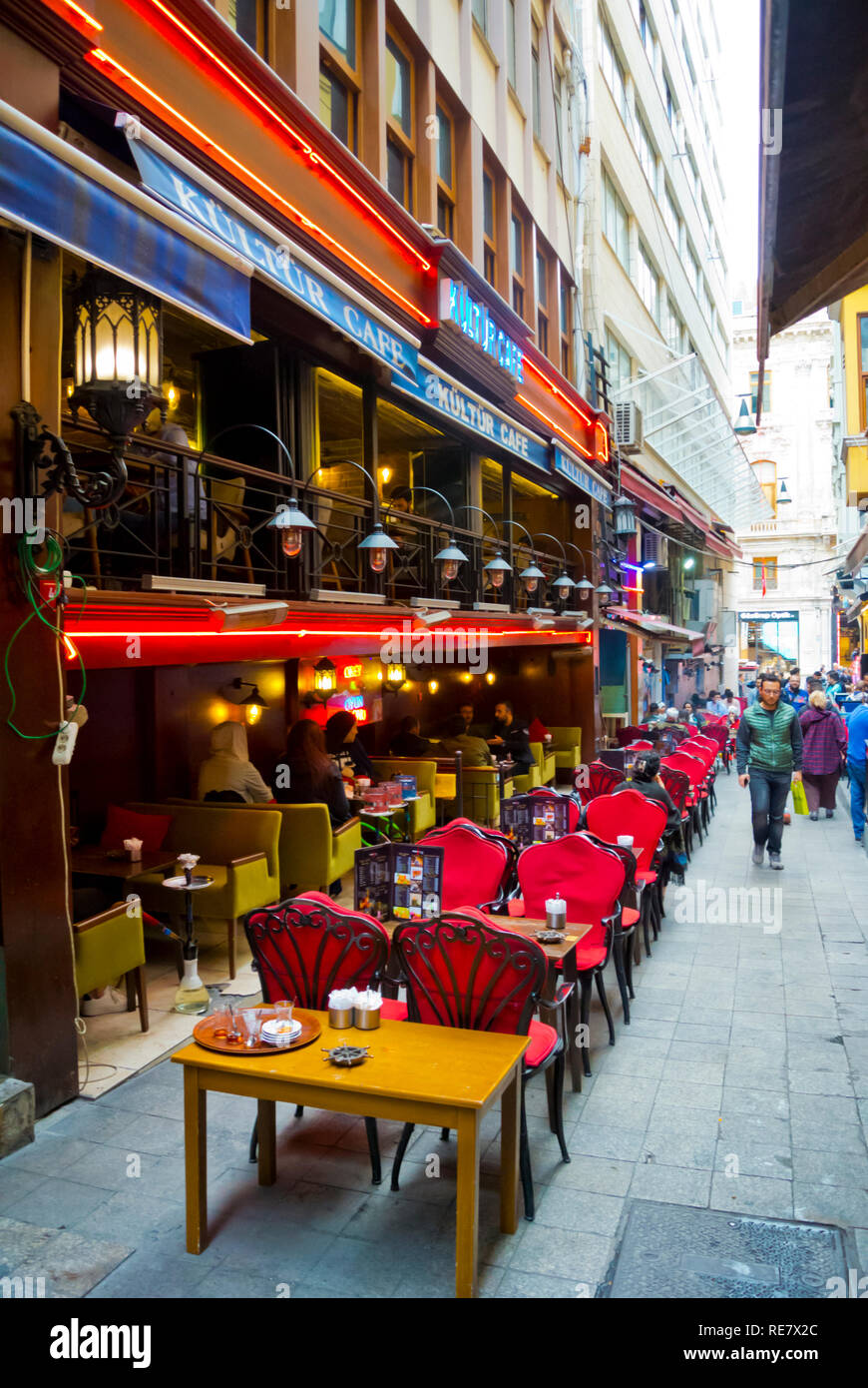 Dernek sokak, vita notturna street, Beyoglu, Istanbul, Turchia, Eurasia Foto Stock
