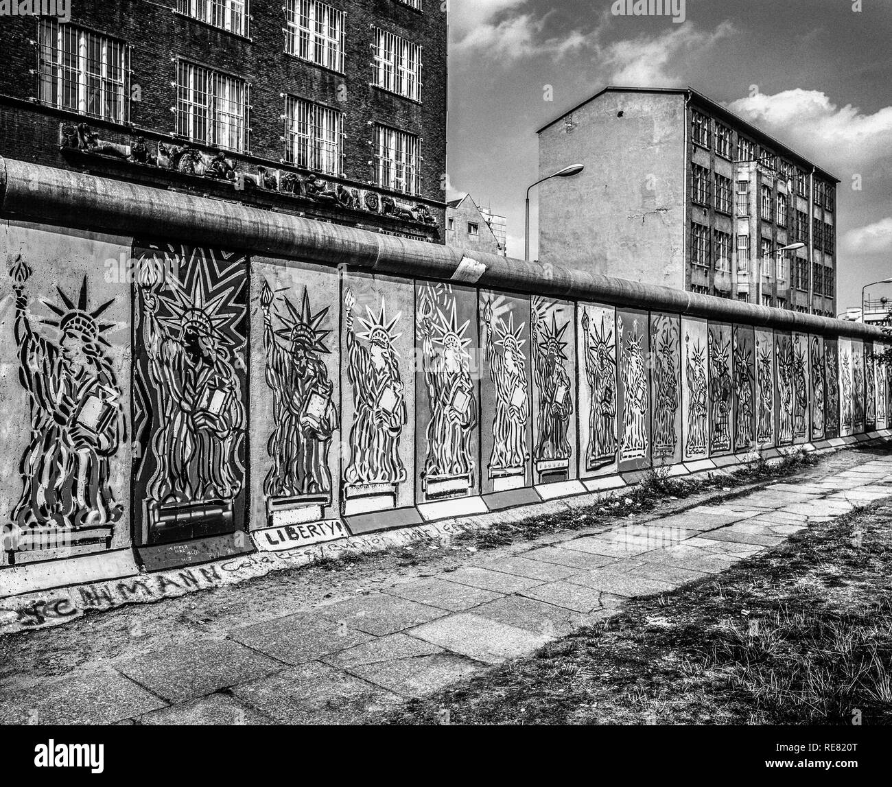 Agosto 1986, il muro di Berlino, la Statua della Libertà affreschi, lato occidentale, Berlino Est edifici, Zimmerstrasse street, Berlino Ovest lato, Germania, Europa Foto Stock