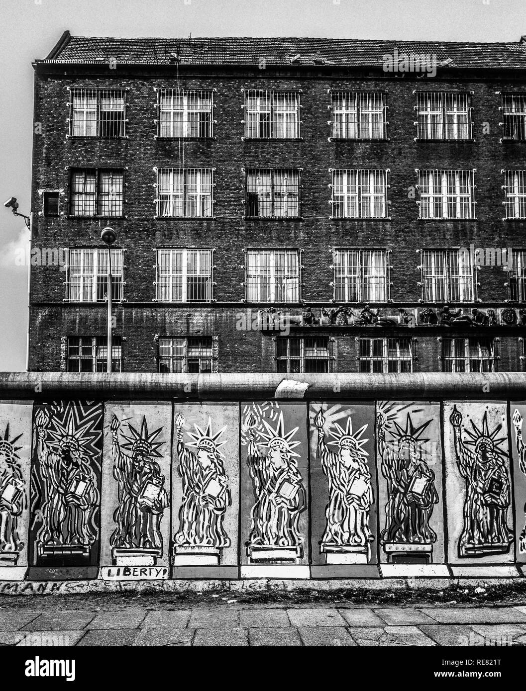 Agosto 1986, il muro di Berlino, la Statua della Libertà affreschi, lato occidentale, Berlino Est edifici, Zimmerstrasse street, Berlino Ovest lato, Germania, Europa Foto Stock