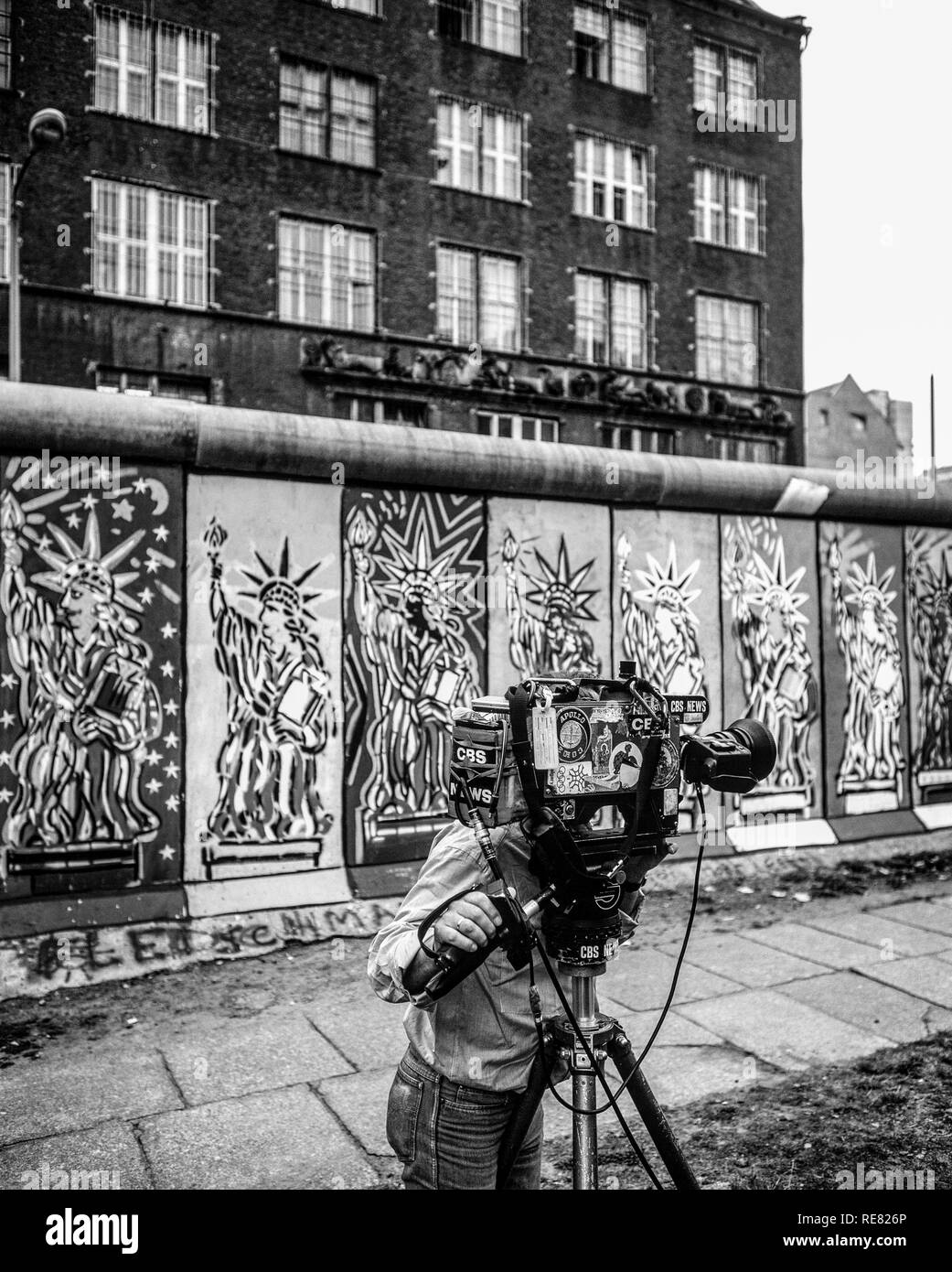 Agosto 1986, CBS cameraman TV, muro di Berlino decorate con Statua della Libertà affreschi, Berlino Ovest lato, Germania, Europa Foto Stock