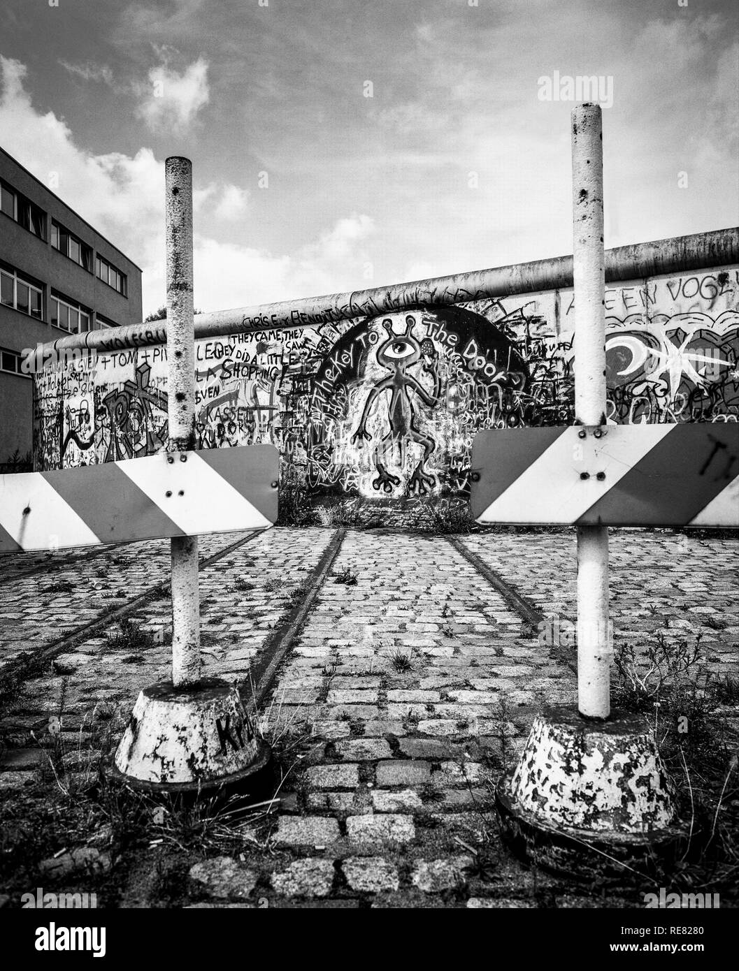 Agosto 1986, muro di Berlino graffitis, tram via terminante in parete, paracarri, Berlino Ovest lato, Germania, Europa Foto Stock
