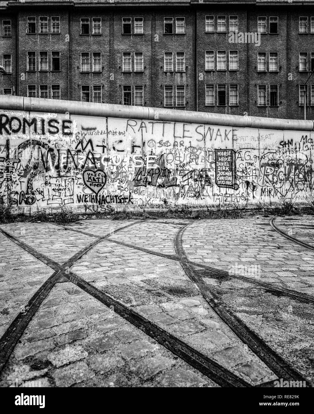 Agosto 1986, muro di Berlino graffitis, tram via terminante in parete, Berlino Est edificio, Berlino Ovest lato, Germania, Europa Foto Stock