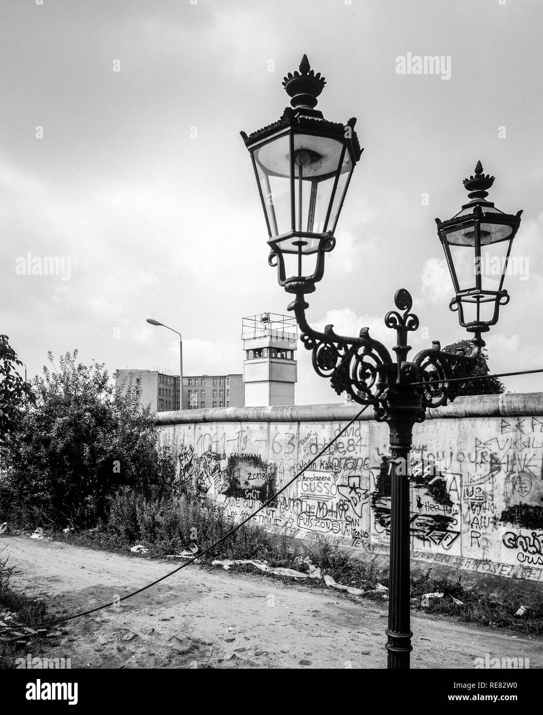 Agosto 1986, muro di Berlino graffitis, Lampione, Berlino Est torre di avvistamento, Zimmerstrasse street, Kreuzberg, Berlino Ovest lato, Germania, Europa Foto Stock