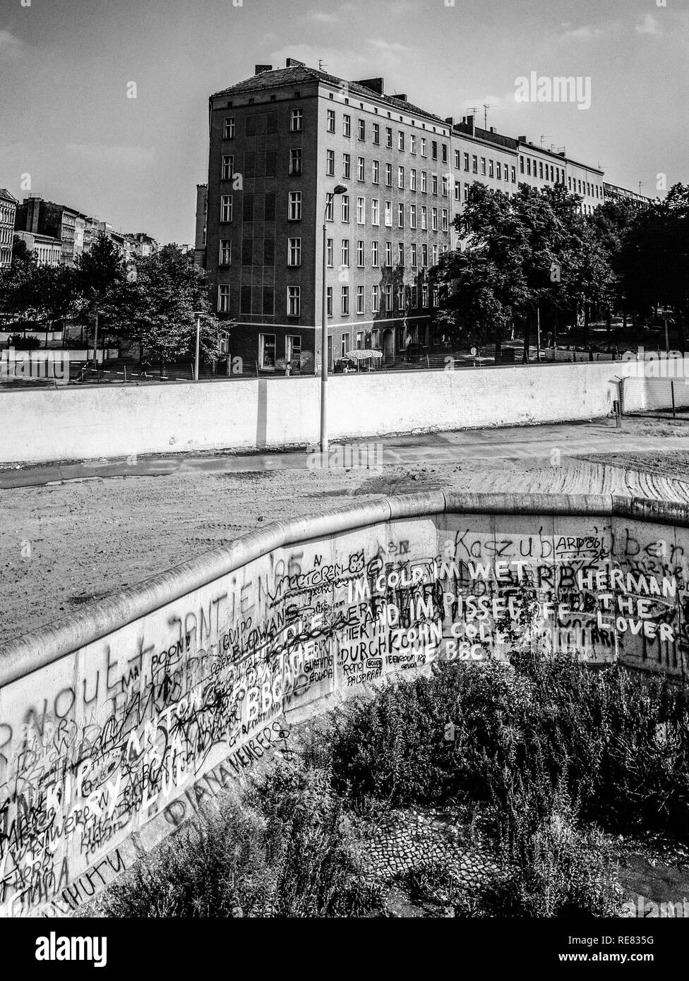 Agosto 1986, muro di Berlino graffitis, striscia della morte, fine del Bernauer Strasse, Berlino Est edifici, Wedding, Berlino Ovest lato, Germania, Europa Foto Stock