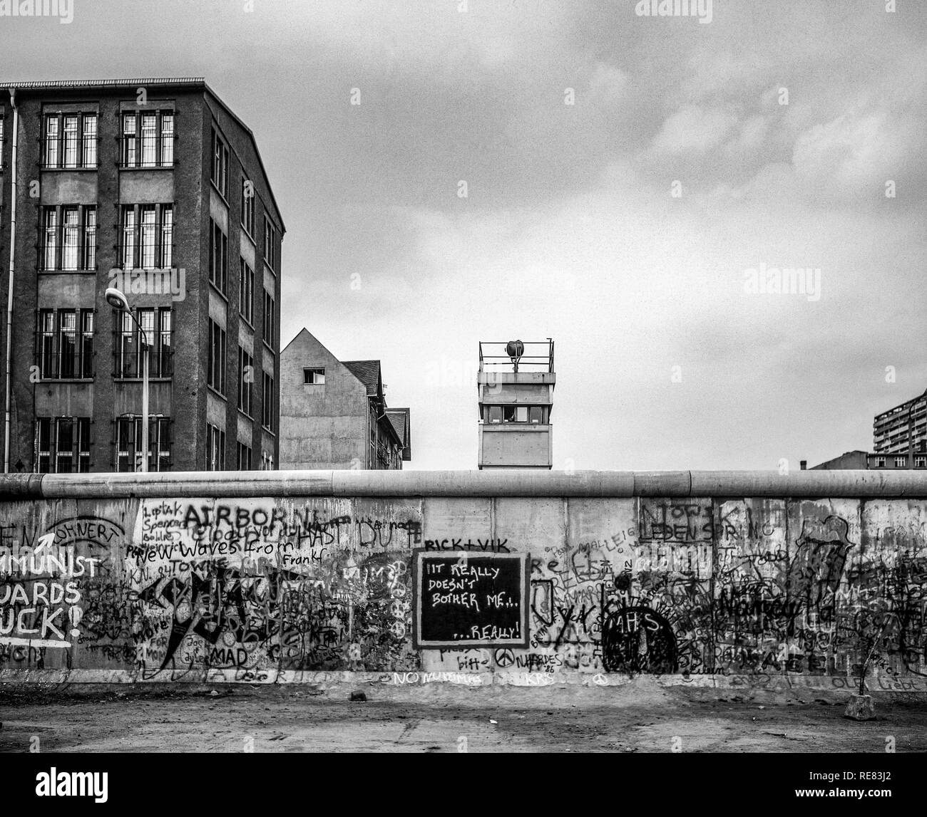 Agosto 1986, graffitis sul muro di Berlino e a Berlino Est torre di avvistamento, Zimmerstrasse street, Kreuzberg, Berlino Ovest lato, Germania, Europa Foto Stock