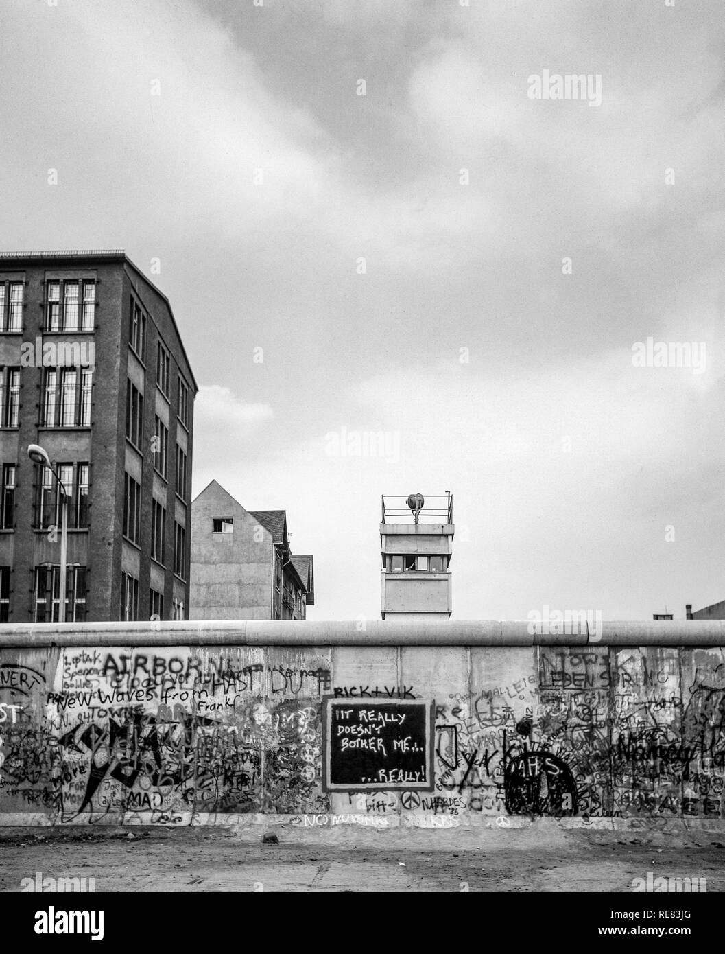 Agosto 1986, graffitis sul muro di Berlino e a Berlino Est torre di avvistamento, Zimmerstrasse street, Kreuzberg, Berlino Ovest lato, Germania, Europa Foto Stock