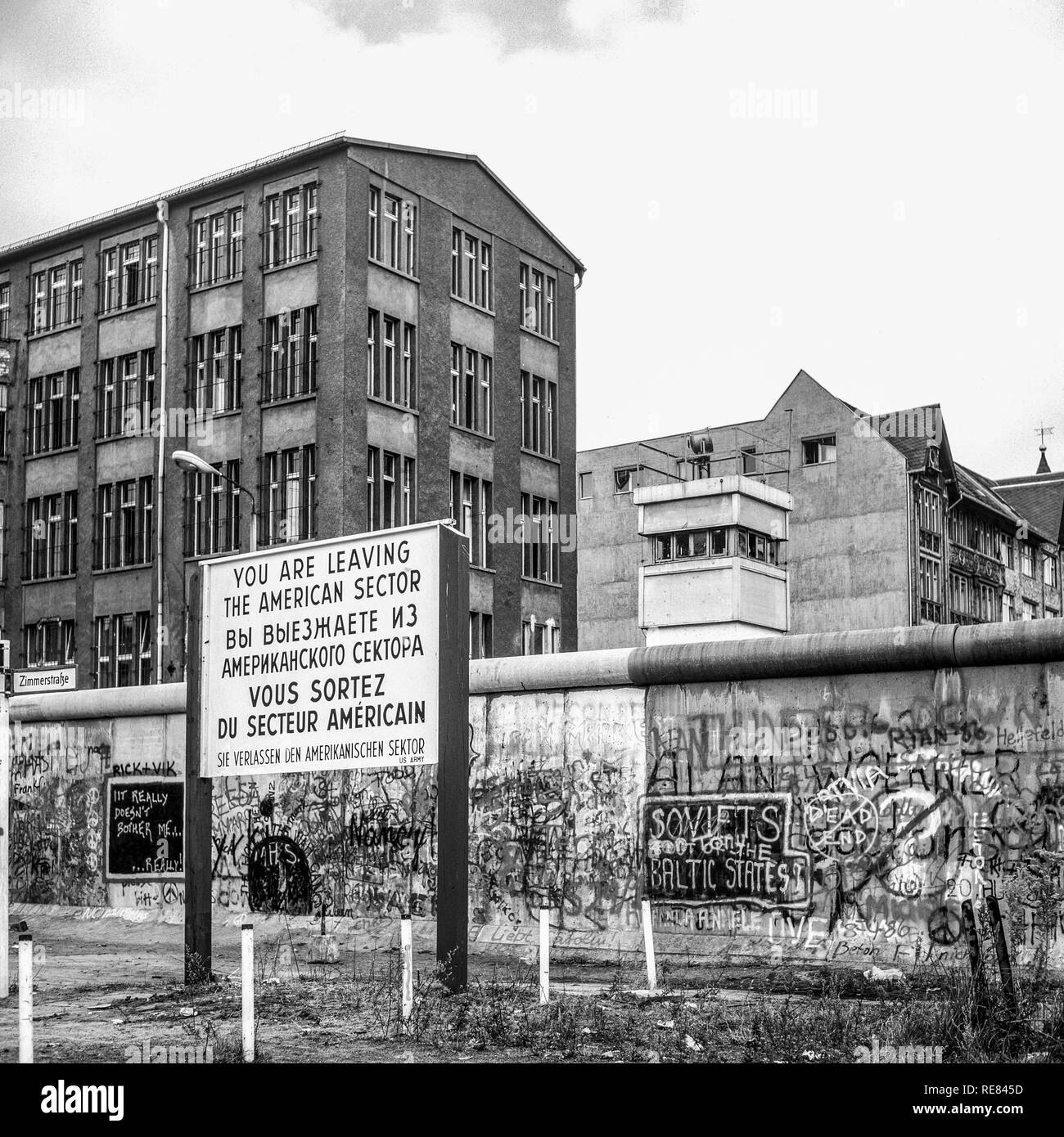 Agosto 1986, lasciando il settore americano segno di avvertimento, il muro di Berlino graffitis, Berlino Est torre di avvistamento, Zimmerstrasse street, Berlino Ovest, Germania, Europa Foto Stock