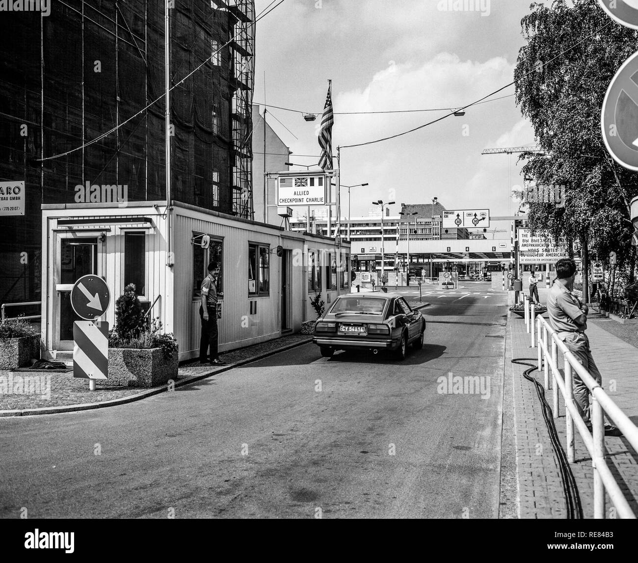 Agosto 1986, Allied Checkpoint Charlie, militare inglese ufficiale di polizia, auto rossa, Friedrichstrasse street, Kreuzberg, Berlino Ovest, Germania, Europa Foto Stock