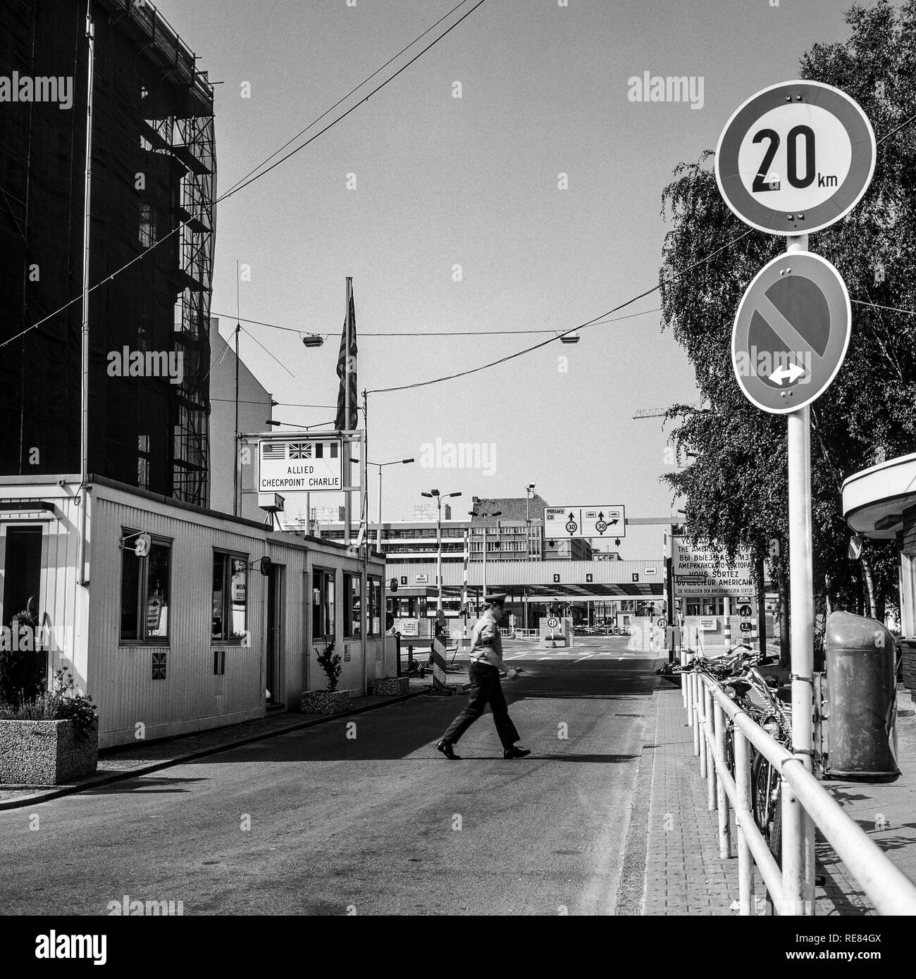 Agosto 1986, Allied Checkpoint Charlie, militare inglese ufficiale di polizia, Friedrichstrasse street, Kreuzberg, Berlino Ovest, Germania, Europa Foto Stock