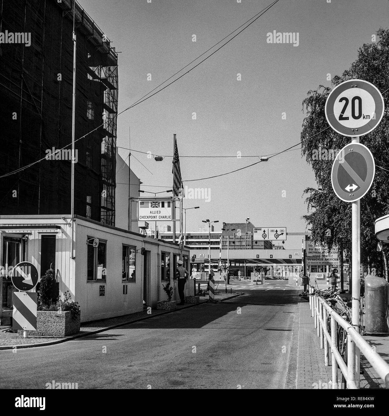 1986 agosto, Allied Checkpoint Charlie, Friedrichstrasse Street, Kreuzberg, West Berlin Side, Germania, Europa, Friedrichstraße Foto Stock