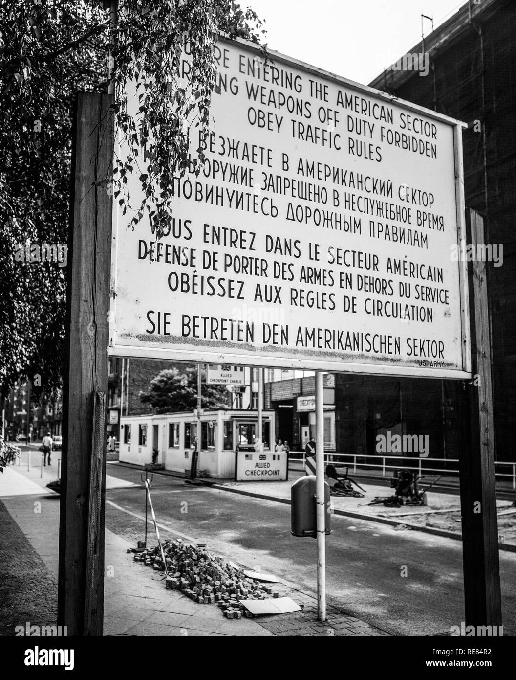 Agosto 1986, entrando nel settore americano segnale di avvertimento in corrispondenza di Allied Checkpoint Charlie, Friedrichstrasse street, Kreuzberg, Berlino Ovest, Germania, Europa Foto Stock