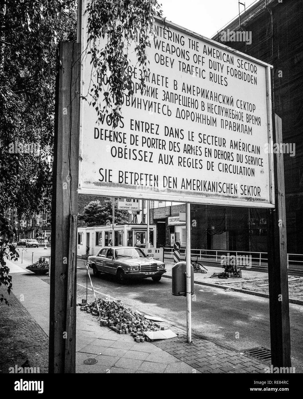 Agosto 1986, entrando nel settore americano segnale di avvertimento in corrispondenza di Allied Checkpoint Charlie, Friedrichstrasse street, Kreuzberg, Berlino Ovest, Germania, Europa Foto Stock
