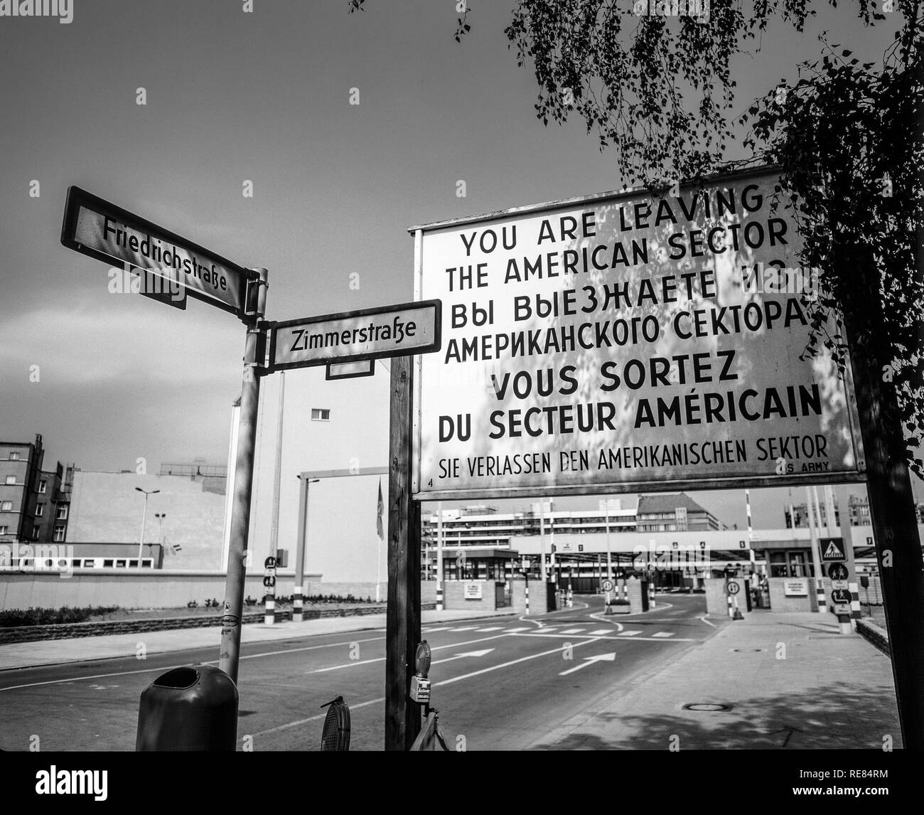 Agosto 1986, lasciando Berlino settore americano cartello segnaletico, Berlino Est cancelli di confine, Zimmerstrasse street, Kreuzberg, Berlino Ovest, Germania, Europa Foto Stock