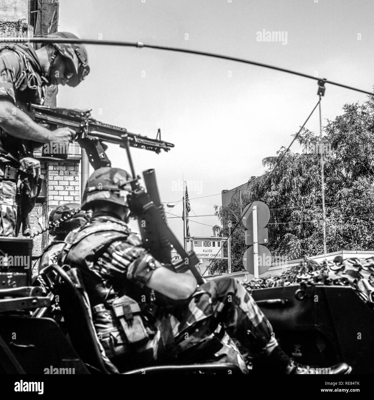 Agosto 1986, Berlino, noi esercito pattuglia di parete in corrispondenza di Allied Checkpoint Charlie, Friedrichstrasse street, Kreuzberg, Berlino Ovest lato, Germania, Europa Foto Stock