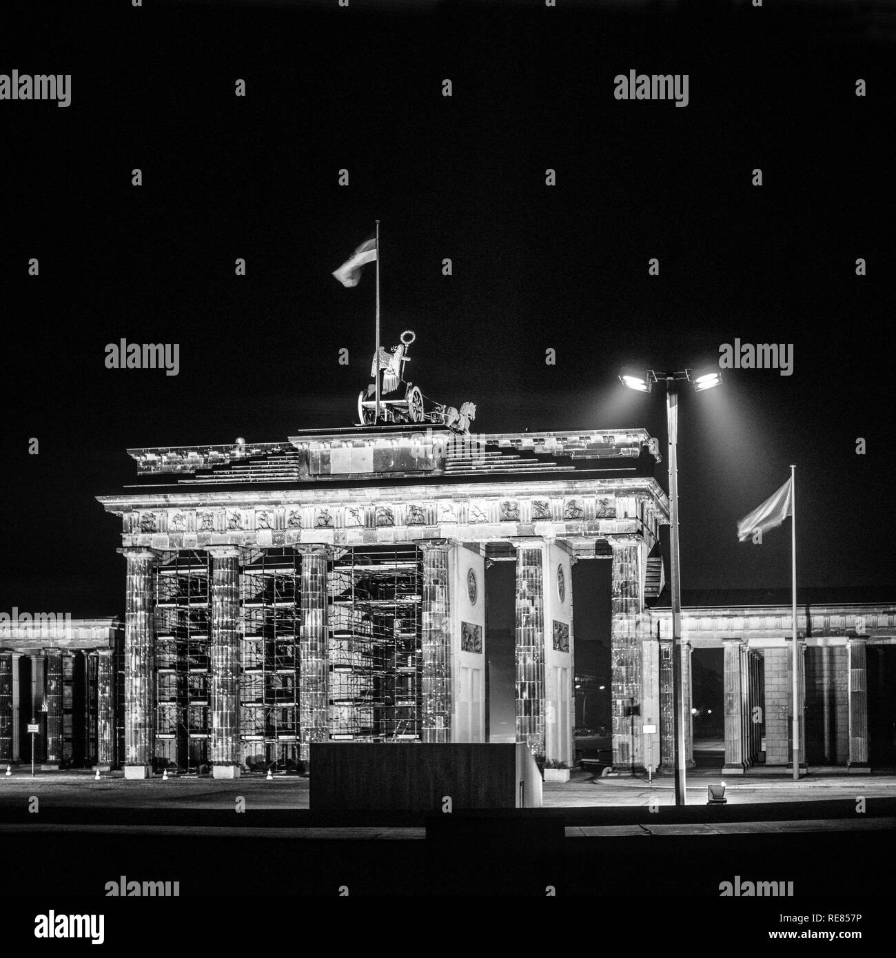Agosto 1986, illuminato Porta di Brandeburgo di notte a Berlino Est, vista da ovest lato di Berlino, Germania, Europa Foto Stock