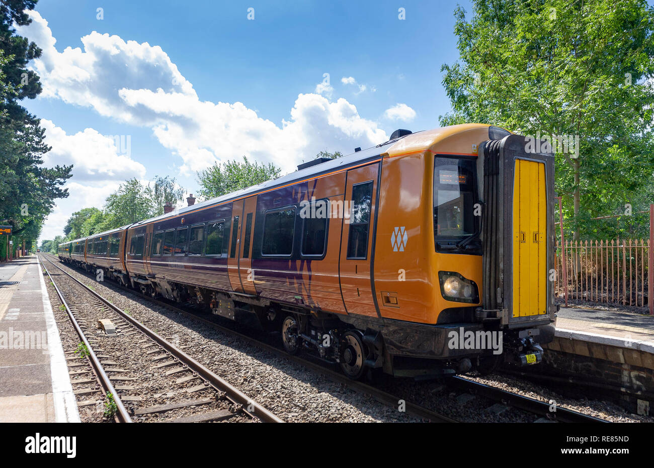 Nel nuovo West Midlands treni classe livrea 172 442 si erge a Yardley legno con una estremità Whitlocks a Stourbridge servizio di giunzione al 31 luglio 2018 Foto Stock