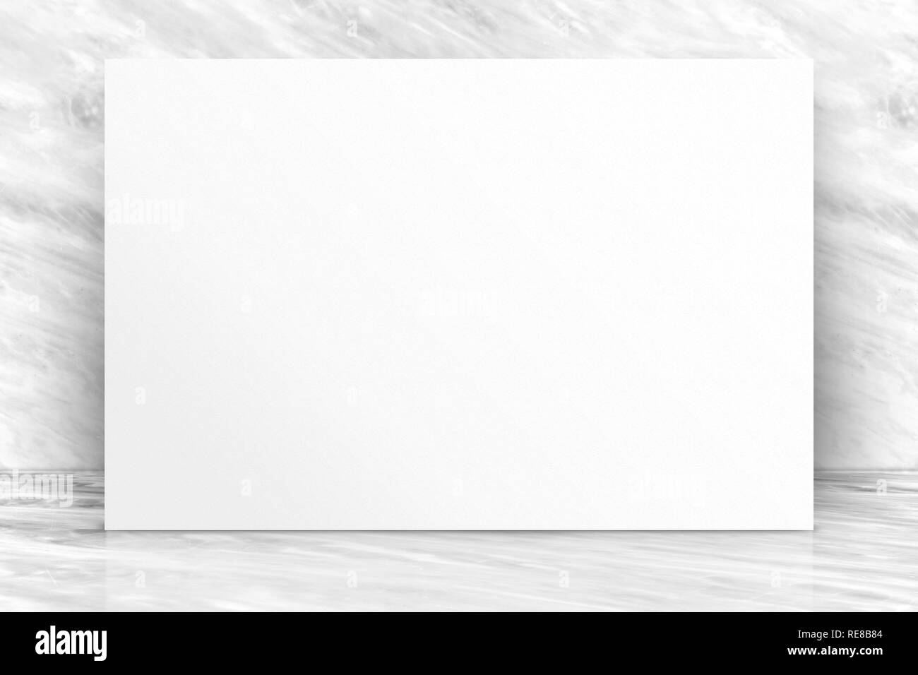 Fustellato lungo white paper poster in bianco di lusso in marmo lucido a parete e a pavimento,Mock up modello per aggiungere i tuoi contenuti o design,presentazione aziendale Foto Stock