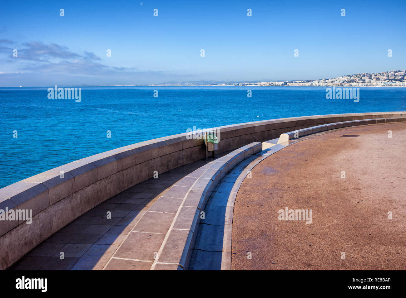 Balaustra ricurva della passeggiata a mare sulla Riviera francese nella città di Nizza in Francia Foto Stock