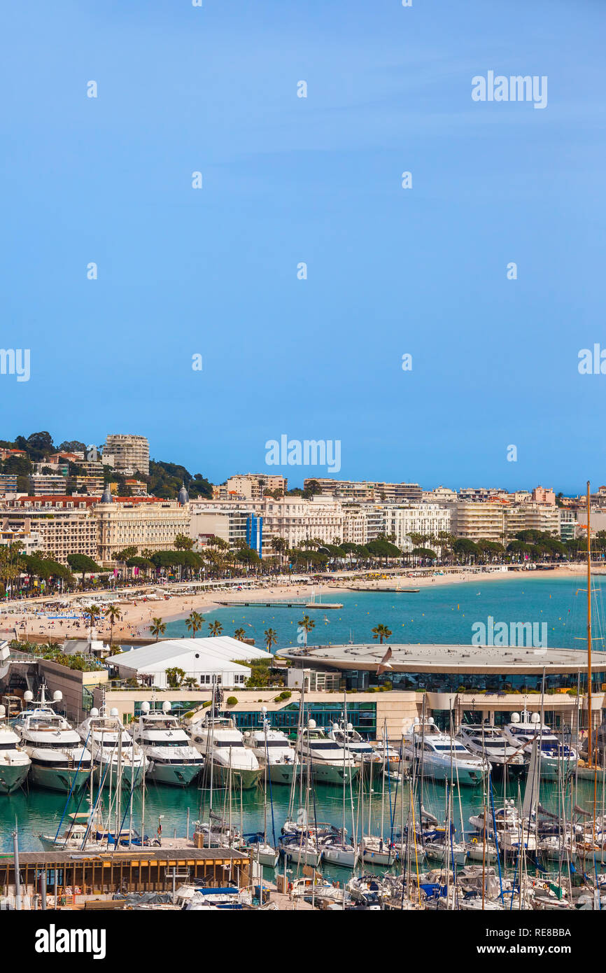 Città di Cannes in Francia, porta a mare, spiaggia e lo skyline in Costa Azzurra. Foto Stock