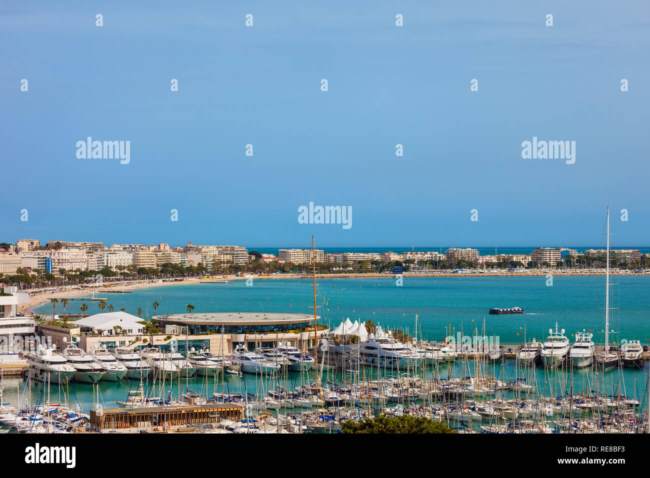 Cannes skyline della città in Francia, vista al di sopra porta sulla Riviera Francese a mare mediterraneo Foto Stock
