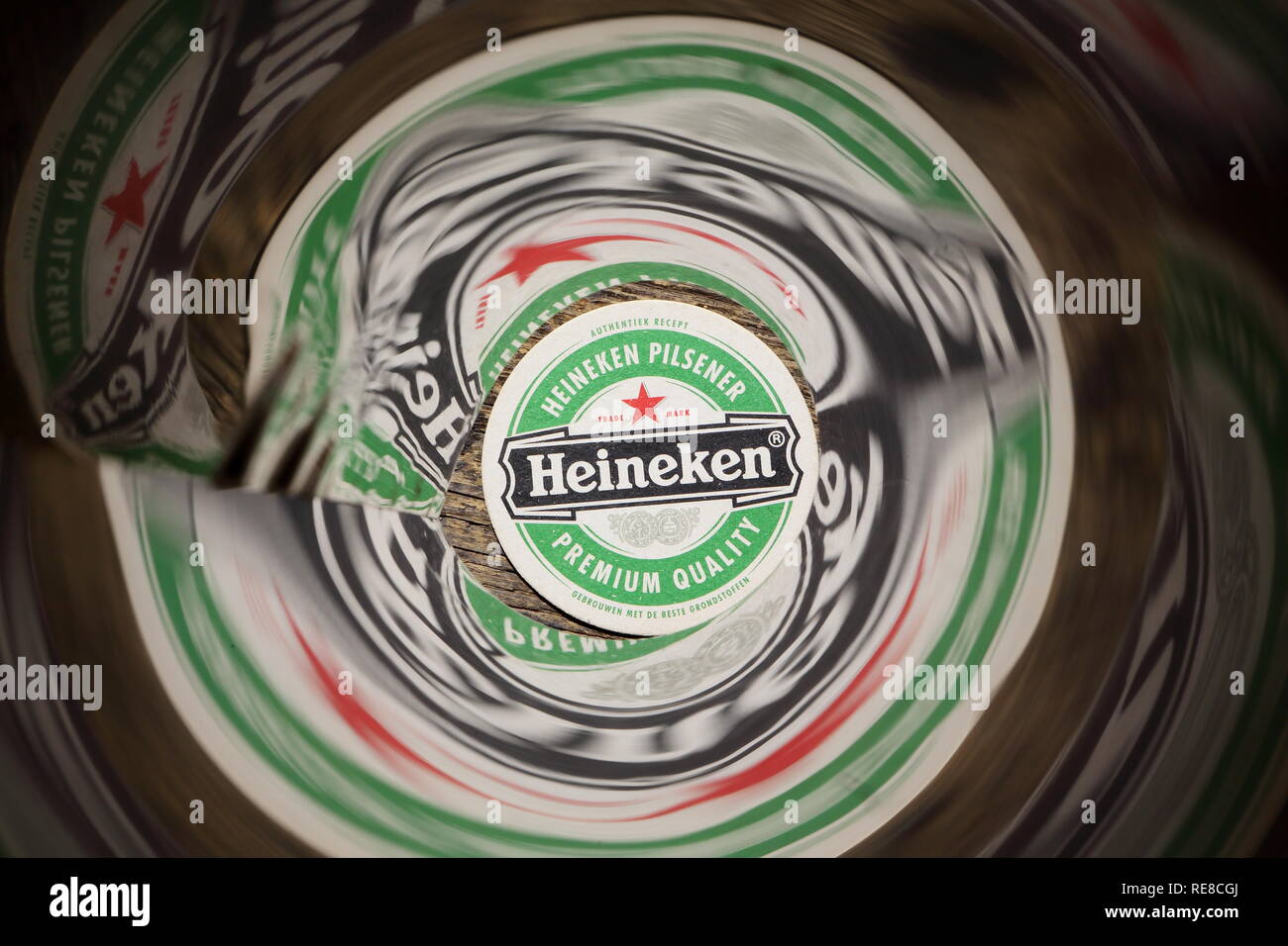 GRONINGEN, OLANDA - Giugno 12, 2018.: sottobicchieri da Heineken birra lager riflettendo in foglio trasparente. Per la prima volta è stata prodotta da Gerard Adriaan Heineken Foto Stock