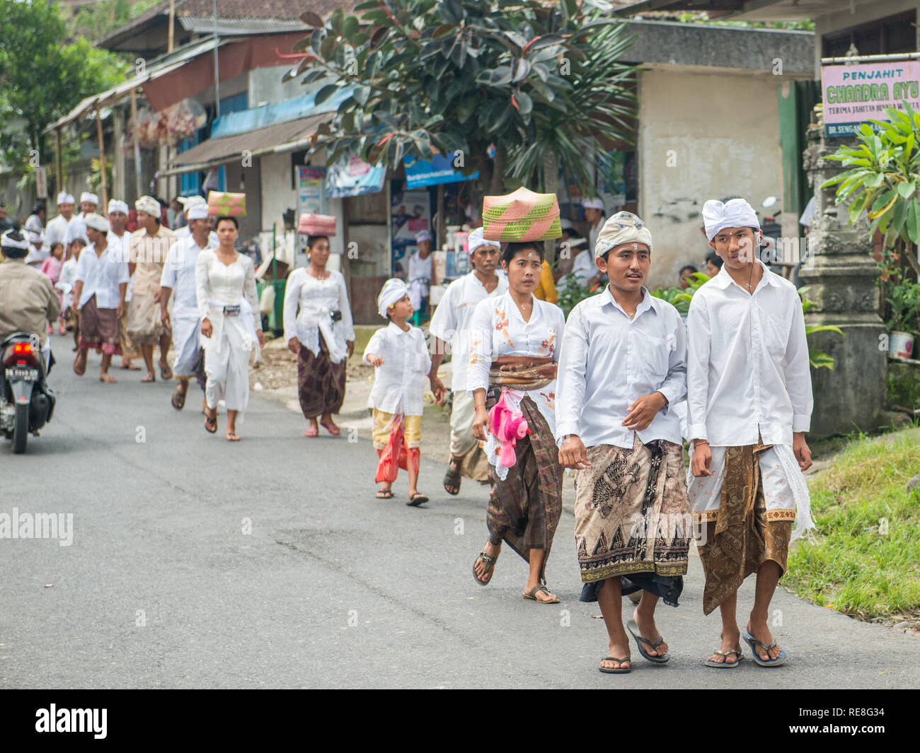 Villaggio Balinese persone marzo offerte di trasporto sulla loro testa a un tempio per una tradizionale cerimonia Indù. 85% della popolazione in Bali sono indù. Foto Stock