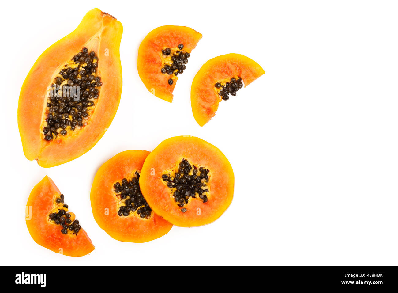 Mature slice papaia isolato su uno sfondo bianco con copia spazio per il tuo testo. Vista dall'alto. Lay piatto Foto Stock