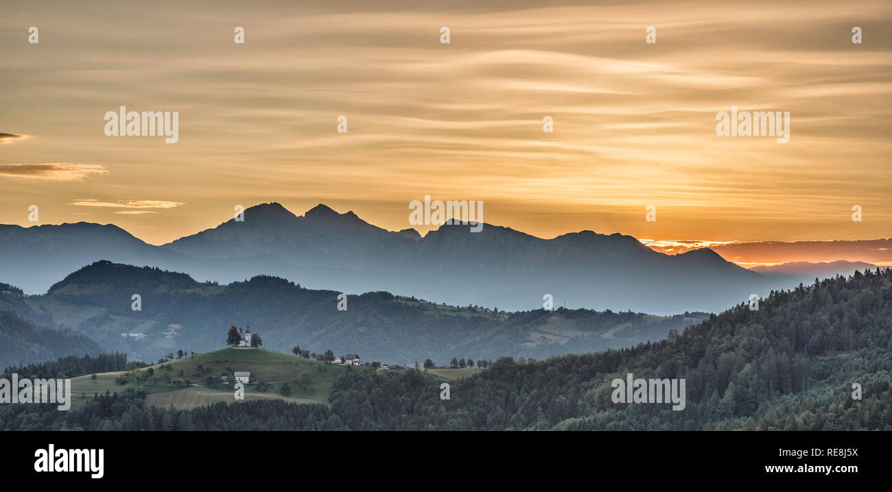 Vista verso la chiesa di San Tommaso e le Alpi Kamnik, Rantovse, Slovenia Foto Stock