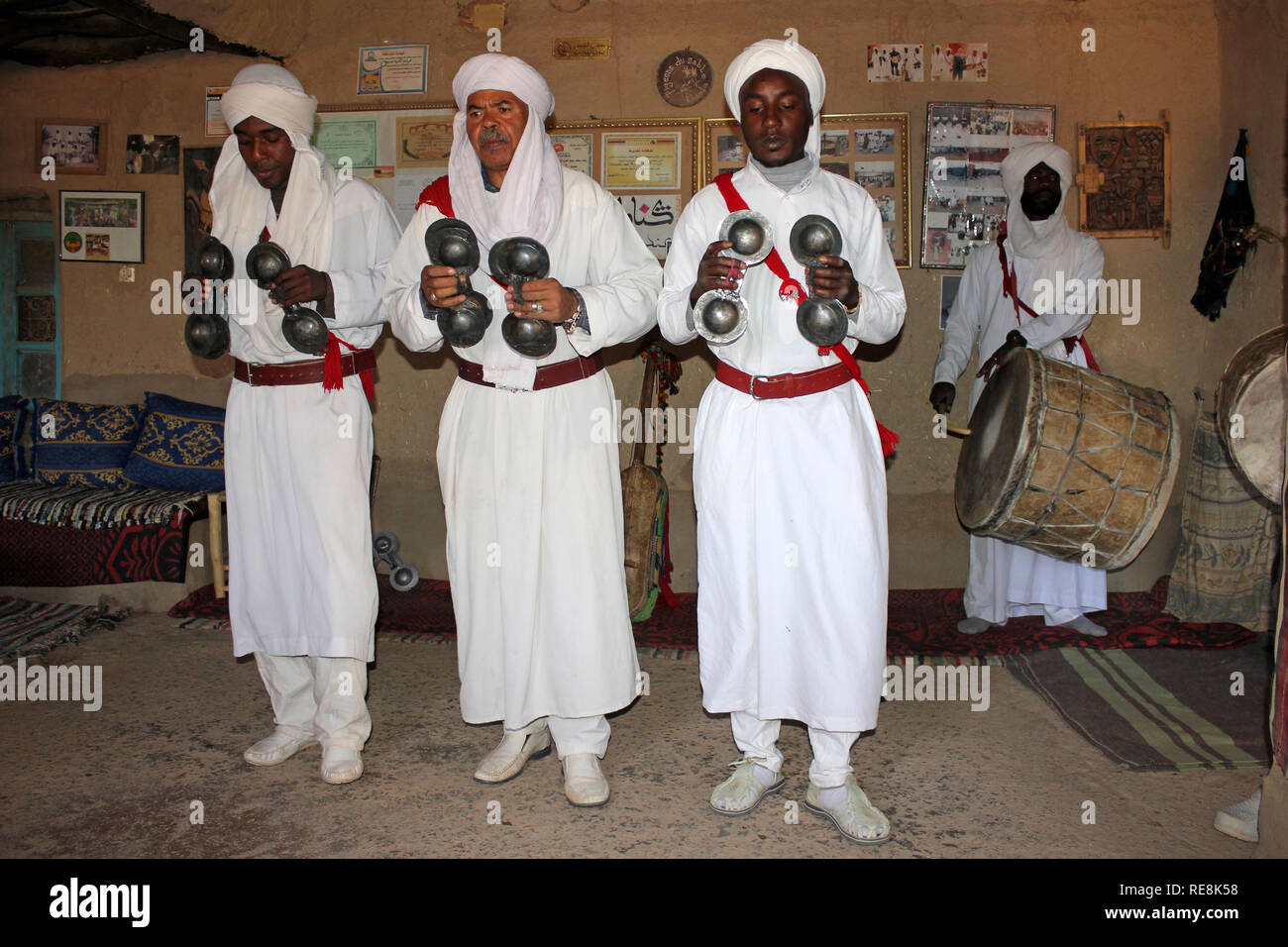 Gnawa musicisti dei piccioni du Sable gruppo che esegue nel villaggio di Khamlia, Sahara, Marocco Foto Stock