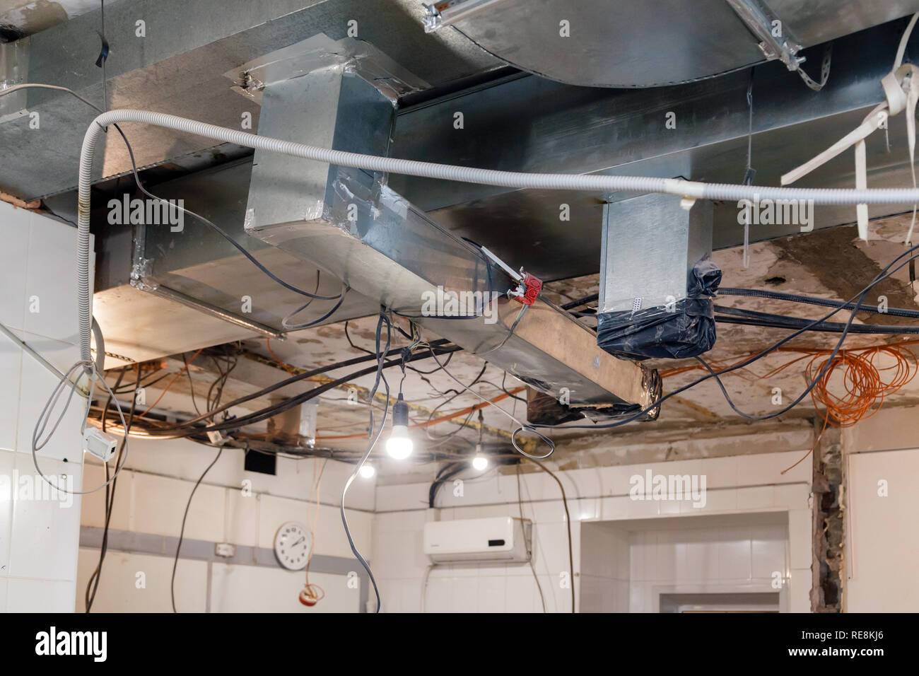 L'installazione e la riparazione del telaio, Sistema di ventilazione, cavo elettrico, il bulbo della lampada prima di assemblare il tratto o controsoffitto. Concetto di ricostruire Foto Stock