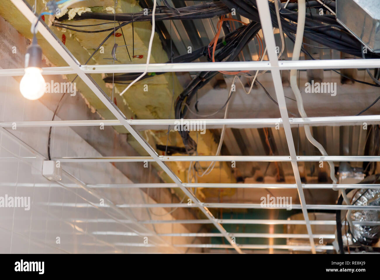 L'installazione e la riparazione del telaio, Sistema di ventilazione, cavo elettrico, il bulbo della lampada prima di assemblare il tratto o controsoffitto. Concetto di ricostruire Foto Stock