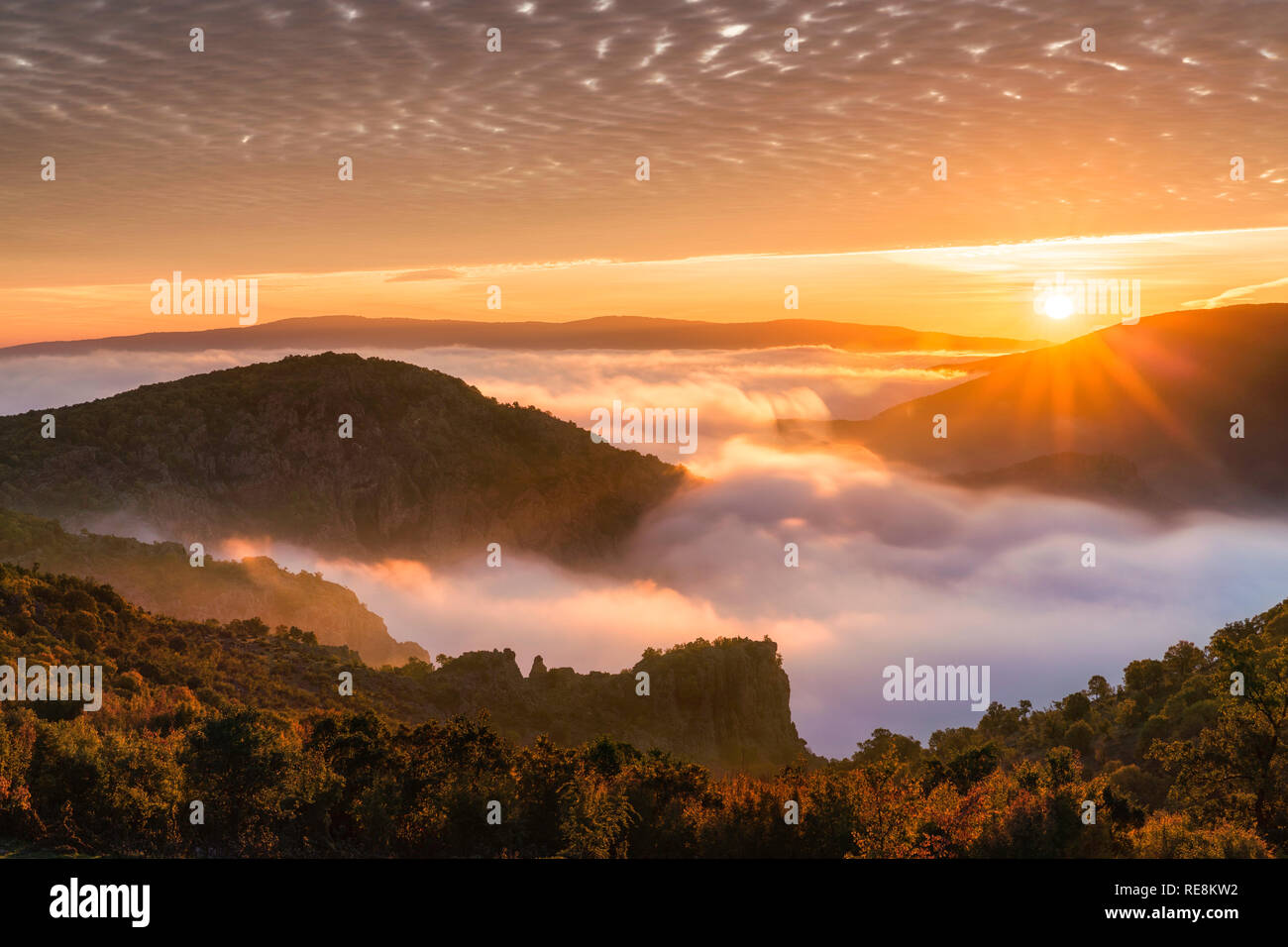 Tramonto sull'orientale montagne Rodopi, Madzharovo, Bulgaria Foto Stock