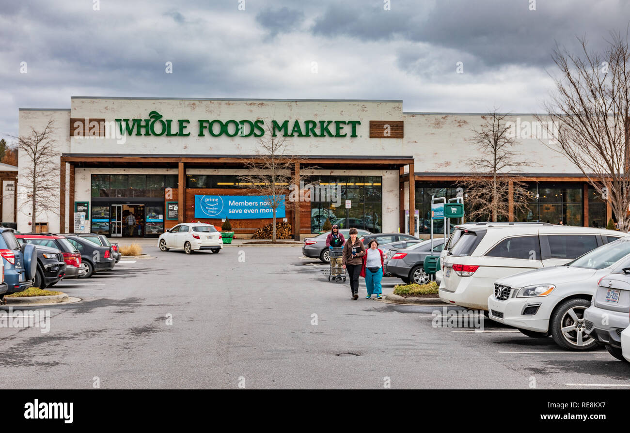 ASHEVILLE, NC, Stati Uniti d'America-1/18/19: un supermercato Whole Foods Market e parcheggio su strada di tunnel. Foto Stock